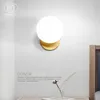 Lampa ścienna światła LED w stylu LED postmodernistyczne proste sypialnia nocna salon Złote mleczne białe szklane lampę