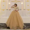 2021 Nowe arabskie złote sukienki wieczorowe Nosić V Neck Koronki Aplikacje Zroszony Pół Rękawy Puffy Ball Suknia Organza Prom Dresses Formalne Party Suknie