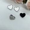 Petites boucles d'oreilles solides en forme de cœur, breloques élégantes assorties avec tout, boucles d'oreilles élégantes pour femmes de tous les jours