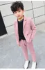 男の子のパフォーマンス衣料子供ピンクのラペルシングルボタンブレザーオウトウェアエラスティックウエストパンツ2pcsセット子供誕生日パーティーoutf1582739