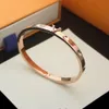 Europa América Estilo de moda Dama Mujer Titanio acero Grabado V Iniciales Empreinte Brazalete Pulsera 3 Color Q95623