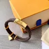 Designer lederen armband voor heren vrouwen merk luxe sieraden gouden armbanden hanger slot vrouwelijke high-end elegante mode geschenk 22031203g