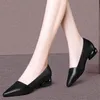 Mulheres clássico de alta qualidade preto deslizamento em bombas de salto baixo senhora moda doce preto quadrado sapatos para o escritório A6859