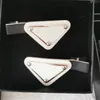 Nyankomst Triangel Hårklämma med stämpel 4 färger Kvinnor Bokstav Triangel Spännband Mode Håraccessoarer för present