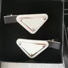 Nouvelle Arrivée Triangel Pince À Cheveux avec Timbre 4 Couleurs Femmes Lettre Triangle Barrettes De Mode Cheveux Accessoires pour Cadeau