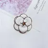 Broches de alfileres de perlas de Camelia para mujer, elegante ramillete de flores, moda de invierno, joyería, suéter, abrigo, accesorios de lujo, broche Kirk22