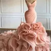 高級ピンクのイブニングドレス恋人のティアードスカートフリルマーメイドのプロムガウンスイープトレインヴェスティドデノヴィア