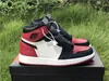 Najnowszy autentyczny 1 High og Chicago Gold Red Black Toe Hołd Home Sosna Green Fragment Obsidian Man Buty na zewnątrz Sneakers z pudełkiem