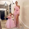 2020 New Cute Madre e Figlia Rosa Flower Girl Abiti Per Matrimoni Off Spalla Fiori Ragazze Pageant Dress Prom Bambini Abiti da Comunione