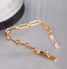 V material dorado Brazalete de calidad lujosa pulsera con dijes punk con diamante chapado en dos colores para mujer regalo de joyería de boda PS