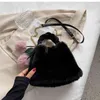 귀여운 플러시 가방 여성 2021 가을 겨울 새로운 다기능의 신사 체인 메신저 가방 패션 휴대용 버킷