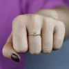 Gouden kleur helder wit CZ eenvoudige vrouwen ringen fabriek promotie groothandel minimale gevoelige vingerbanden