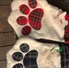 Julstrumpa Monogrammed Pet Dog Cat Paw Presentväska Plaid Xmas Stockings Christmas Tree Ornament Party Decor 2 Styles Stock584240387