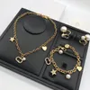 Bijoux de créateurs de luxe femmes collier chaînes en or avec pendentif étoile diamant perle boucles d'oreilles et bracelets costume mode je5533611