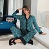 Frauen-Pyjamas Set V-Ausdruck Design Luxus-Kreuz-Brief Drucken Nachtwäsche Seide wie Home Kleidung XXL Große Größe Nachtwäsche 220309