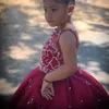 Bordo Mini Quinceanera Elbiseler Gençler Pageant Elbise Küçük Kızlar Kristal Boncuk Sheer Cap Kollu Jewel Balo Abiye giyim Toddlers Tül