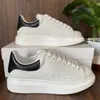 Man Fritidsskor Mocka Sneakers Sneakers Designer Logo Oversized Vit Svart Läder Lyx sammet Blå Flats Snörning Plattform Sula Dam Espadrilles Med Box