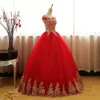 2021 Nuovo arrivo sexy Bateau Red Ball Gown Abiti Quinceanera con applicazioni in oro Sweet 16 Dress Debuttante Prom Party Dress Custom Made 006