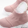 Nya Babyskor Sneakers Solid Färg Andningsbar Bomull Spädbarn Toddler Boy Girl Sportsir Mesh Casual Shoes Anti-Slip Boy Shoes 201130