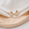 Orecchini a bottone a forma di ananas con perle placcate in oro stile INS dal design classico per regalo da donna