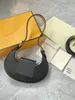 Senaste designern Cookie Crescent Moon Bags Gold Hasp Axelv￤skor Dubbla l￤derremmar Cross Body Flap Magnetic Buckle Handv￤skor ￤kta kalvl￤der modev￤ska