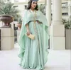 2021 Mint Green Kaftan Prom Klänningar Cape Långärmad med guld Broderi Lace Appliques Plus Size Muslim Arabiska Dubai Formella kvällsklänningar