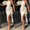 2023 Sexy Short Women White Cocktail Dresses One Shoulder Sheath Prom Dresses Tea Length Side Split Party Dress Plus Size Formal Homecoming Gowns Ruffles