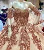 Rose Gold Sparkly Ball Gown Quinceanera klänningar långa ärmar från axelsekvenserna Applique Sweet 16 Dress Party Wear4391822