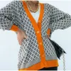 女性のセーターニット千鳥格子のカーディガンVネックジャンパールーズカジュアルな女性トップの女性服の格子シングルブレストボタン