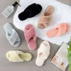 Mulheres Cross Band Chinelos Soft Peluche Peludo Acolhedor Acolhedor Open Toe Sapatos de Casa Ao Ar Livre Fala Faux Flow Flops Simples Slides 211229