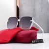 2021 top mode lunettes de soleil en gros haute qualité UV400 lentille hommes lunettes de soleil femmes lunettes de soleil avec boîte cadre léger