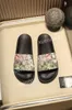 2022 Män Kvinnor Slides sommarstrand Inomhus Plana Sandaler Tofflor Bees Green Red Blue House Flip Flops 35-46 ZF210103