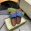 2022 Luxurys Designer-Sandalen für Damen, klassische Blumen-Brokat-Slides, flache Leder-Gummi-Plattform-Flip-Flops, Gear-Böden, Strandschuhe, Slipper