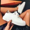 2022 top designer de marca clássico em relevo moda feminina pequenos sapatos brancos femininos tênis casuais couro genuíno kjaqa0002