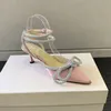 Mach Satin Bow Slingbacks 펌프 크리스탈 장식 이브닝 신발 65mm 스틸레토 힐 샌들 여성 새끼 고양이 힐러스 럭셔리 디자이너 발목 스트랩 드레스 신발