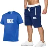 夏のファッションメンズ 2 点セットジャージ NKIC ブランドカジュアル半袖プリント綿 100% 白黒 Tシャツ + ショートパンツパンツスーツ