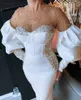 2021 Sexy Białe Kryształy Perły Prom Dresses Płaszcz Styl Dopasowany Długi Rękaw Puff Zroszony Długość Podłoga Arabskie Suknie Wieczorowe Sheer Jewel Neck