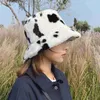 2021 fausse fourrure vache impression seau chapeaux en peluche femmes vacances casquette hiver chaud Panama pêcheur casquettes mode fourrure vache impression seau Hat1