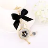 Härlig söt bow pärla blomma parfym flaskan nyckelringar nya mode ins lyxdesigner diamant strass påse charms nyckelringar tass7934762