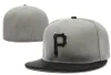 2021 NOWOŚĆ Men039s Pełne zamknięte piraci Zamocowane czapki białe P list z drużyną Pirates Baseball Size Caps w pełnej kamuflażu 2044014