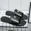 BONNE QUALITÉ Pantoufles pour hommes ACE Designer Diapositives bouton en métal Chaussures de plage en cuir véritable plat vintage Sandales noires Marque de luxe Flip Flop Slide Grande taille 38-48