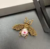 Broche rétro en forme de lettre d'abeille pour vêtements, mode sauvage, grande marque, épingle à col, unisexe, haute qualité, livraison rapide, 2021