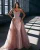 ピンクのウエディングドレスオフショルダースパンコールノースリーブのイブニングドレスカスタムオーバースカートの床の長さの有名人パーティーガウン