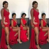 2022 섹시한 빨간색 긴 신부 들러리 드레스 깊은 V 넥 인어 하이 사이드 스플릿 골드 레이스 아플리케 파티 스윕 열차 하녀 명예 가운 vestidos 탄성 새틴