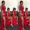 2022 Sexy vermelho vestidos de dama de honra para casamentos profundos pescoço de vice-dolk sereia alta lado split ouro lace apliques de festa varrer trem de trem dona de cabeça vestidos vestidos cetim elástico