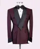 Moda Burgundia Mężczyzna Ślub Tuxedos Double-Breasted Groom Groomsmen Tuxedos Man Blazers Jablue CKET Doskonały 2-częściowy garnitur (kurtka + spodnie + krawat) 1814