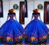 2022 빈티지 로얄 블루 멕시코 스위트 16 드레스 Charro Flower 수 놓은 새틴 오프 숄더 Quinceanera Dress Illusion Long Sleeve