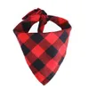 Hundkläder Bandana Christmas Plaid Single Layer Pet Scarf Triangle Bibs Kerchief Pet Tillbehör Bib för små medelstora stora hundar Xmas gåvor