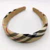 2023 Designer Girl Hair Plaid Accessories Pannband Kvinnliga band Retro Headwraps Gifts Wide Thin R Classic Joker Headwear