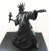 تمثال فني حديث للحرية رمي الشعلة اللون الأسود الشغب من Liberty London Art Fair Resin Sculpture Decor Decor Creative Gift1454029